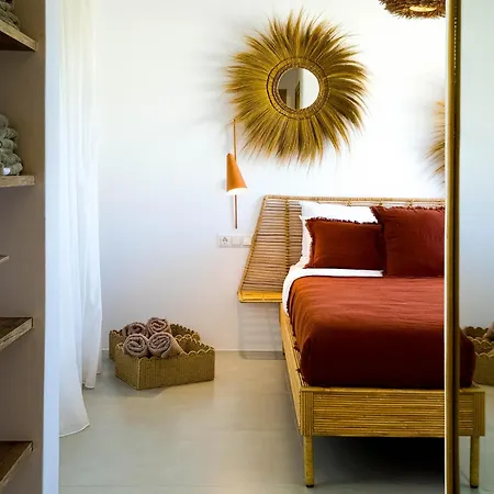 Nour, Modern High-ceiling Retreat With Pool In Plaka Naxos Naxos City