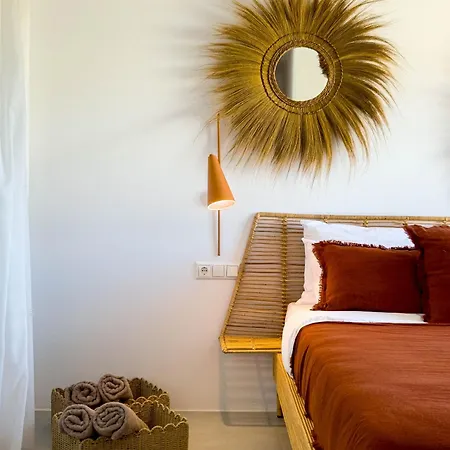 Nour, Modern High-ceiling Retreat With Pool In Plaka Naxos Villa