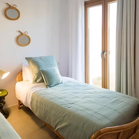 Nour, Modern High-ceiling Retreat With Pool In Plaka Naxos